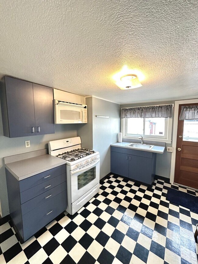 Building Photo - 1 Bed, 1 Bath South Side Apartment - Dead-...
