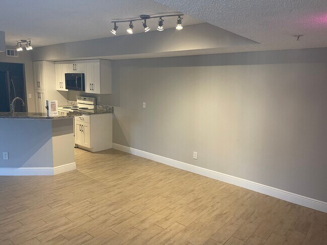 Comedor - 13561 Eagle Ridge Dr