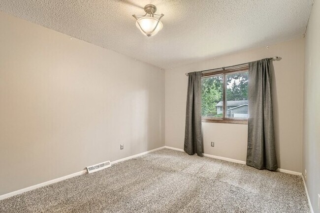 Foto del edificio - 13760 87th Avenue North, Maple Grove, MN, ...