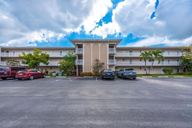 Building Photo - 2615 Garden Dr N