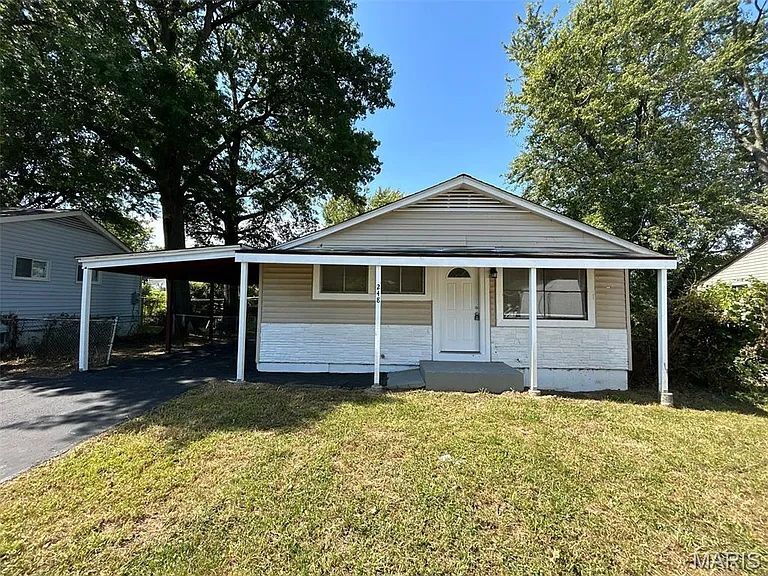 Photo - Cozy 3-Bedroom Retreat at 248 Perthshire Rd, St. Louis Awaits!