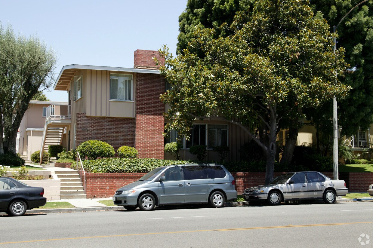 Primary Photo - 905 E Carson St
