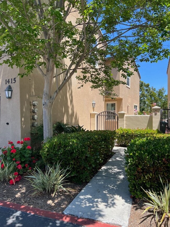 Building Photo - Wonderful Eastlake Townhome, 3 bedroom, 2.5 bath home, 2 car garage!
