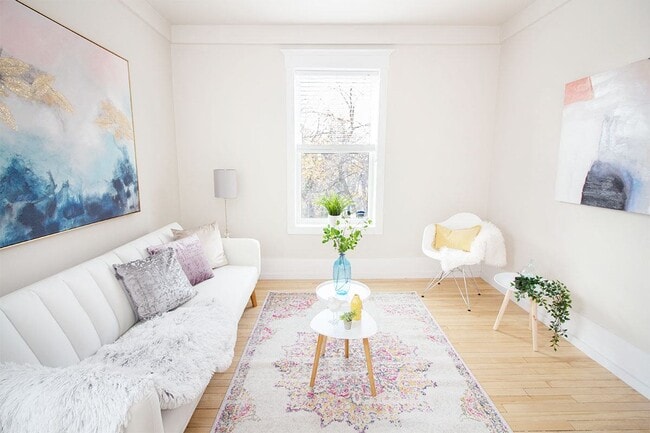 1BDR - Salon - 277 Arbuthnot Apartment