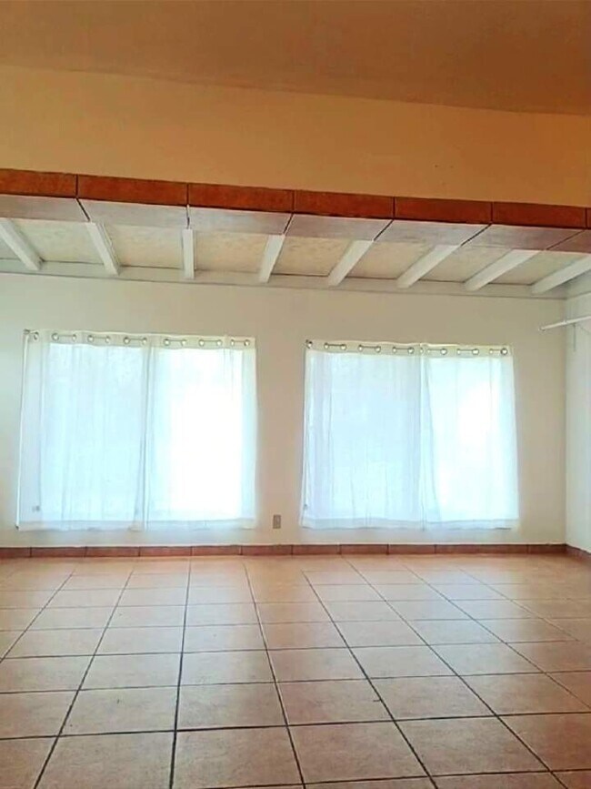 retreat area, living room, play room, office space, dining area, yoga space area - 4216 SW 51st St