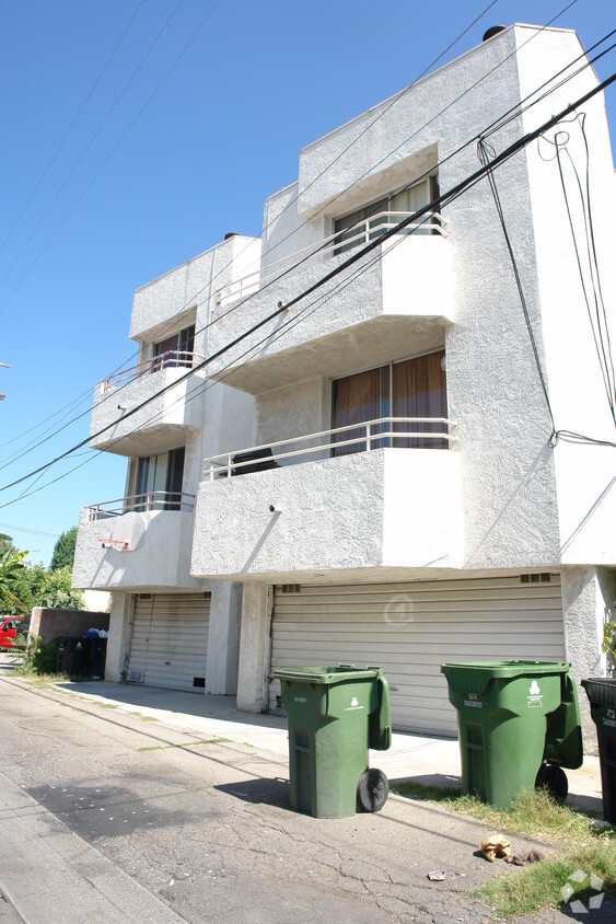 Building Photo - 14948 Moorpark St