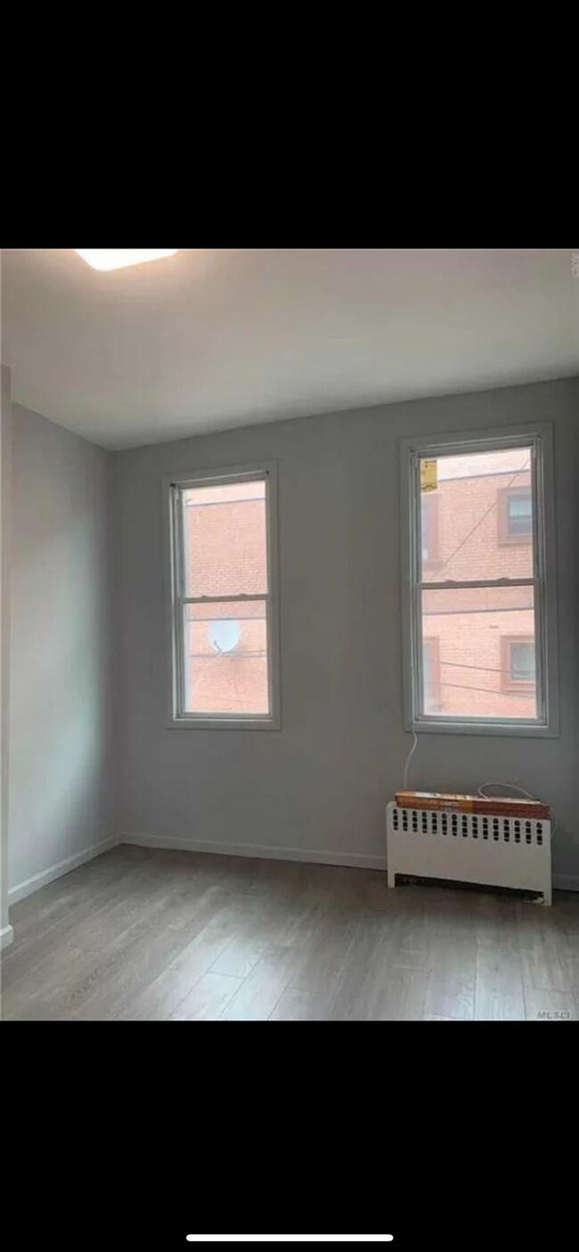 Bedroom - 571 Evergreen Ave