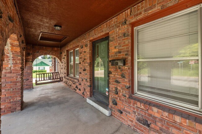 Foto del edificio - Midtown 3/2 with 2 Car Garage!