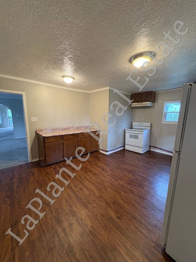 Building Photo - Welcome to this Charming 3-Bedroom Home Ne...
