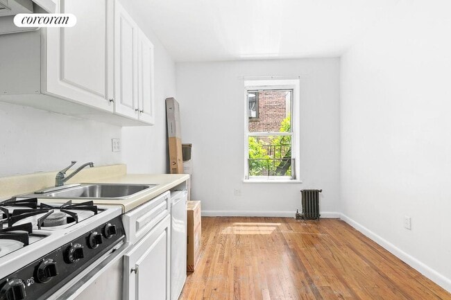 Building Photo - 310 W 20th St
