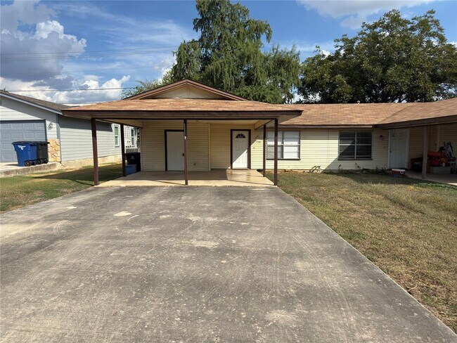 Foto del edificio - 2745 Maple Tree Rd