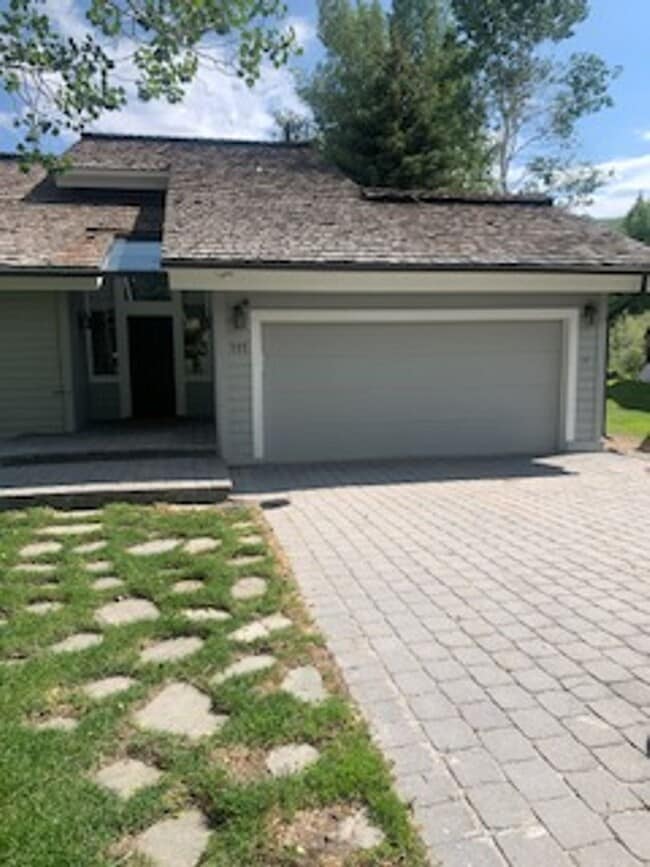 Building Photo - Beautiful 4 Bedroom 2.5 Bath home in Sun Valley