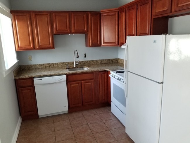 Kitchen - 1011 Hilldale Dr