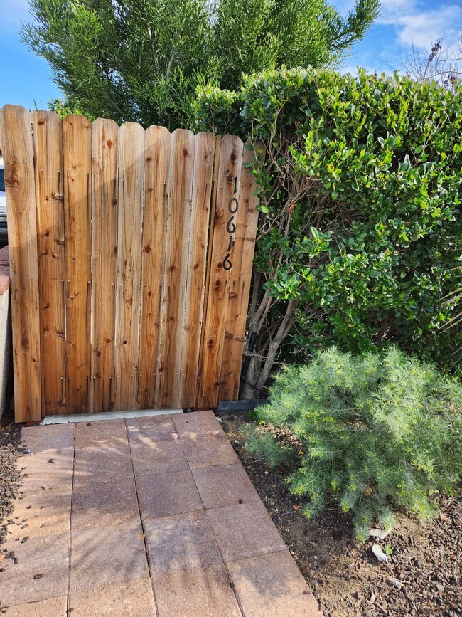 private entryway - 10614 Amestoy Ave