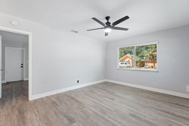 Foto del edificio - An Absolute Must-See! Discover this stunning 1-bedroom, 1-bath duplex in the highly sought-after ...