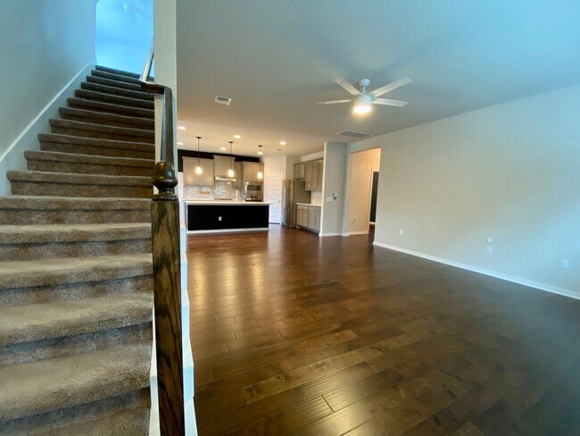 Building Photo - Gorgeous 4 bedroom, 3 bathrooms home in Austin. Make this modern home your own!