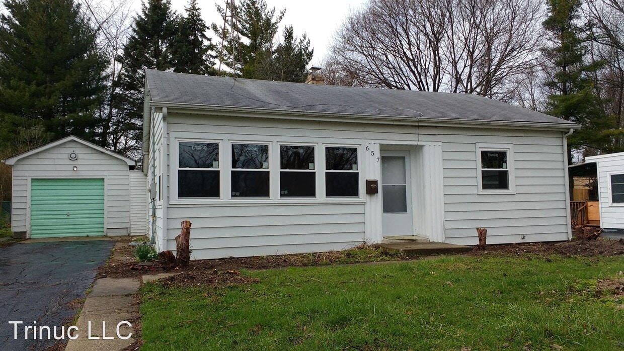 Primary Photo - 3 br, 1 bath House - 657 Pleasant St