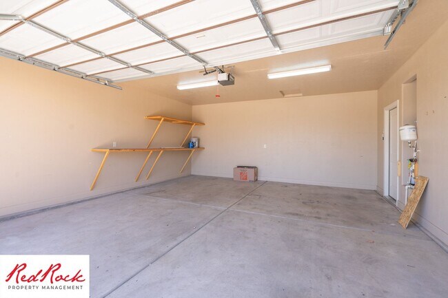Foto del edificio - Dog Friendly, Pleasant 4 Bedroom, 2.5 Bathroom Townhome