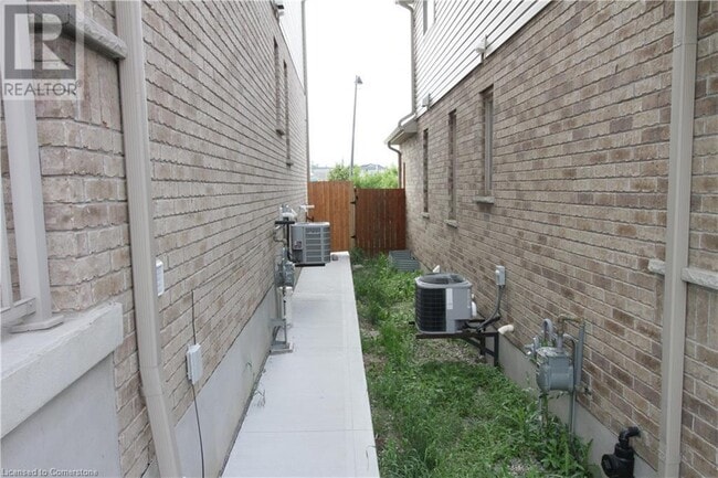 Building Photo - 473 Avens St