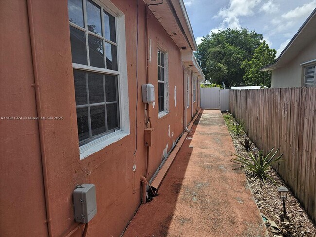 Building Photo - 651 SW 66th Ave