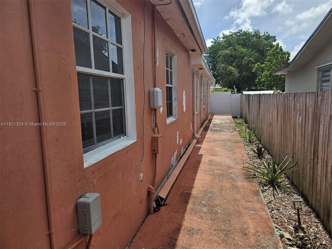 Foto del edificio - 651 SW 66th Ave
