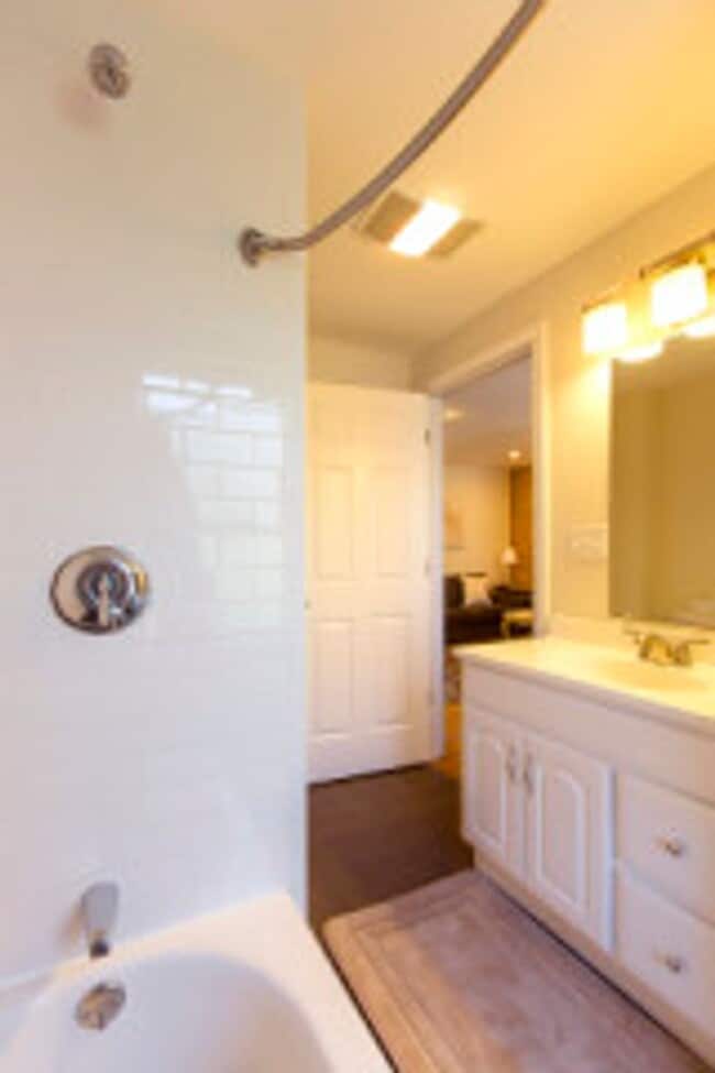 Building Photo - Eat-in Kitchen, Yard, Patio, Stainless Steel Appliances