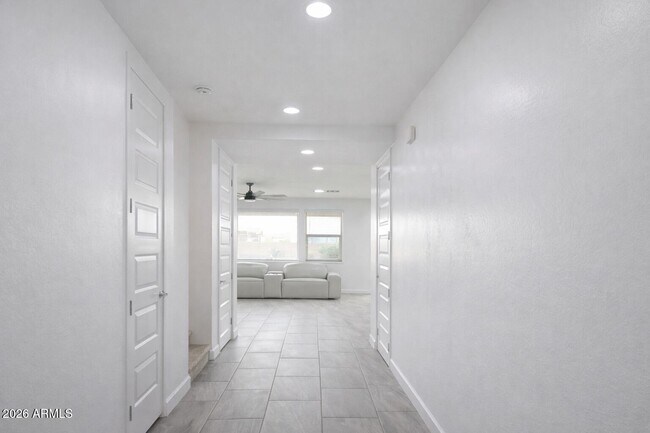 Building Photo - 2353 E Castanets Dr