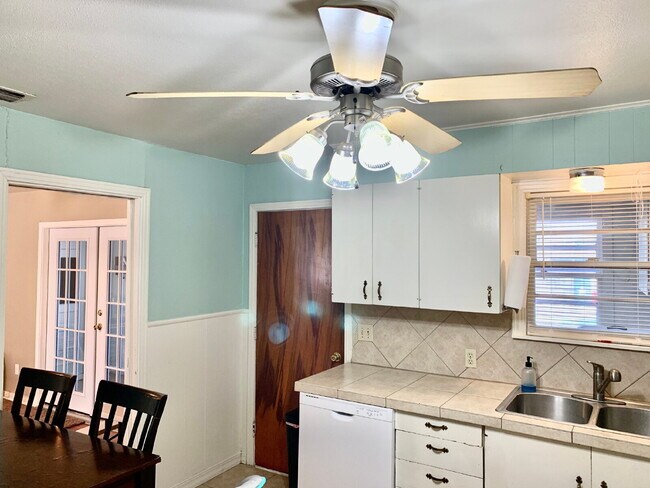 Foto del edificio - Cute Three Bedroom - Available for Summer/Fall 2026 Prelease!