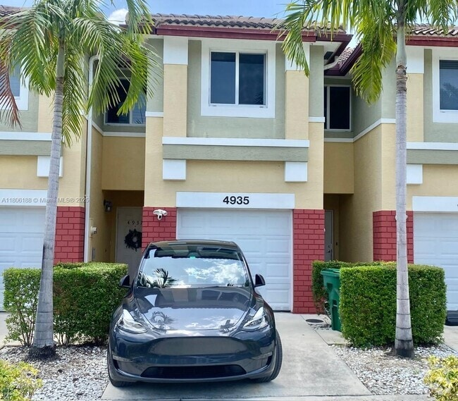 Building Photo - 4935 SW 66th Ter