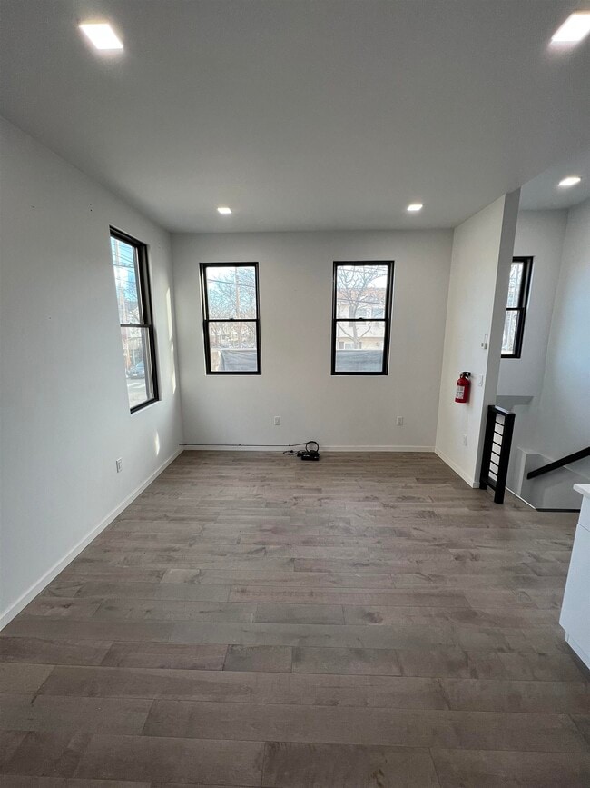 Building Photo - 125 Maple St