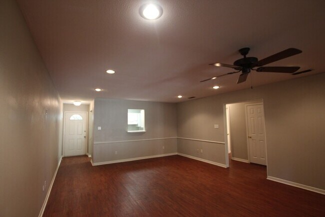 Foto del edificio - Available now! Stunning 3 Bedroom, 2 Bathr...