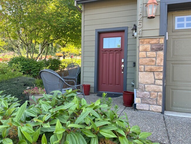 Building Photo - Spacious 3Bd Townhome with Private Yard, 2...