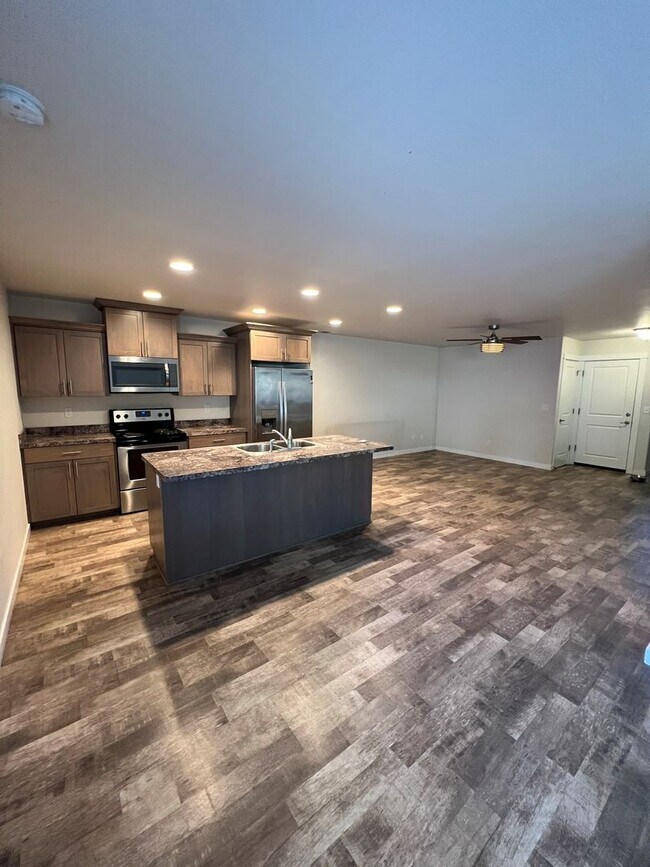 Building Photo - Nice 3 bedroom 2 bath Roseburg duplex
