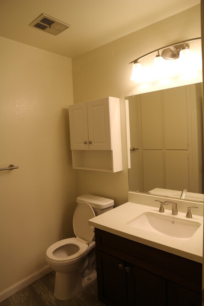Baño 2 - 821 W California Ave