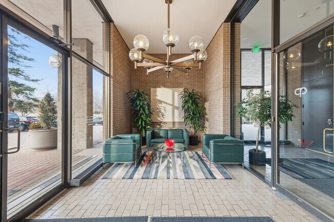 Building Photo - Stunning 1 bed 1 bath 10th floor unit overlooking the park!