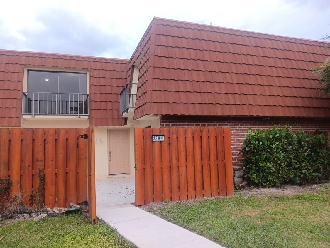 Foto principal - 2BD/2.5BA Beautifully Renovated Two Story ...