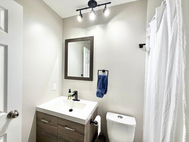 Photo du bâtiment - 2 BED - 1 BATH - LONDON - BASEMENT
