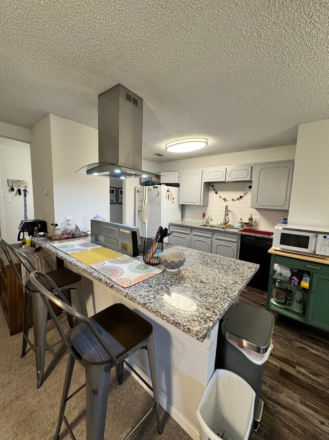 Building Photo - 740 Admiralty Way