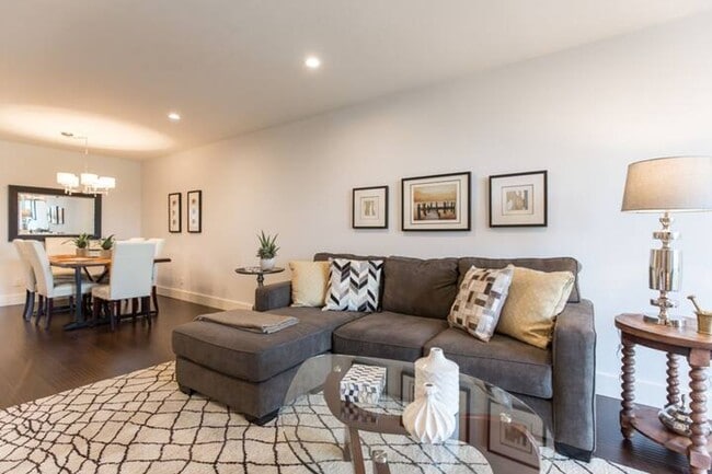 Building Photo - Remodeled 2 Bed / 2 Bath Condo – Valley Vi...