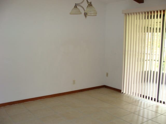 Building Photo - Hummingbird 132-C