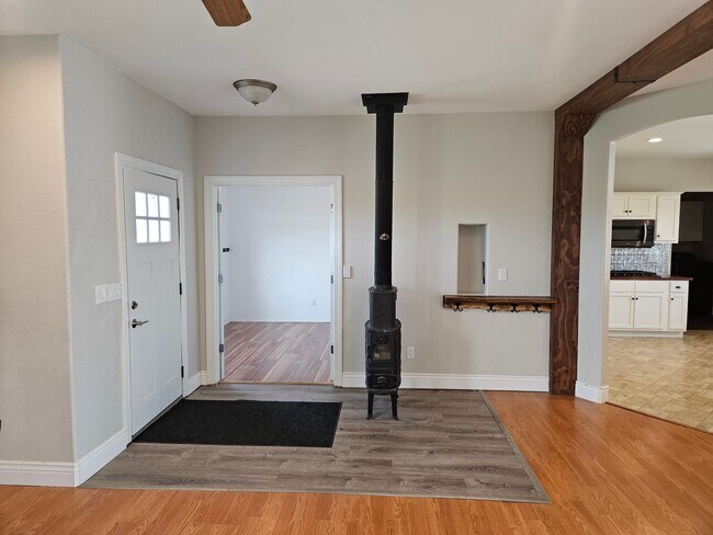 Foto del edificio - 5 Bed 3 Bath Ranch Home with 5 Acres.