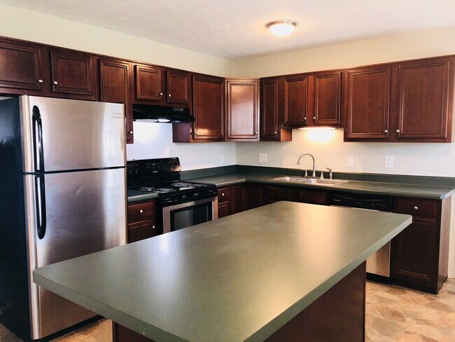 Building Photo - Newly Remodeled Home!