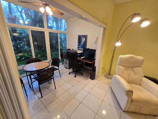 Foto del edificio - 5084 Rose Hill Dr