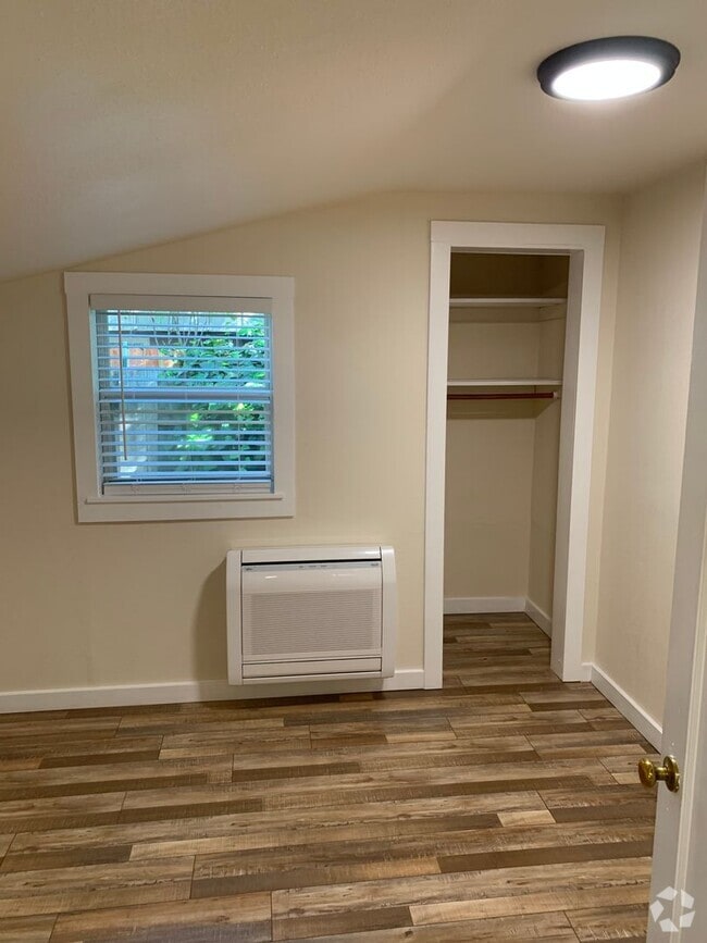 Building Photo - 1592 Lilac Ln