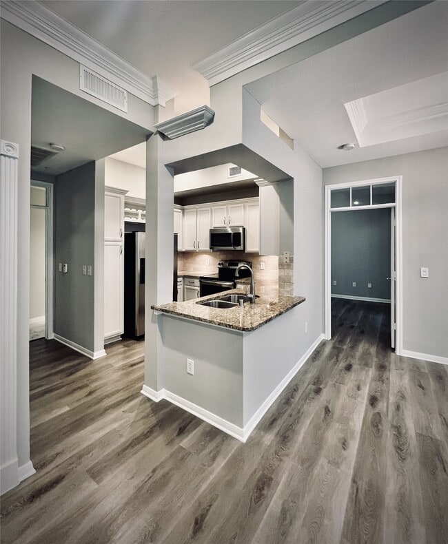 Building Photo - 5353 Memorial Dr