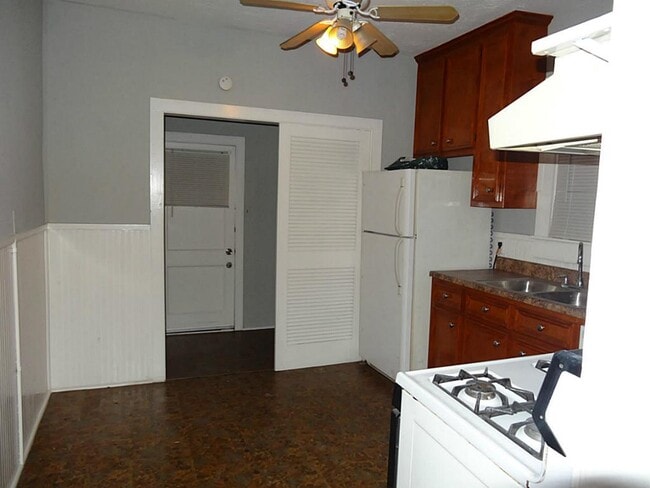 Foto del edificio - 1108 Mathis St