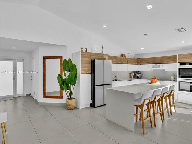 Building Photo - 4807 SW 34th Ave