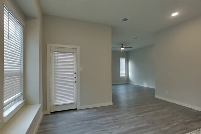 Building Photo - 9835 Willow Creek Commerce Dr