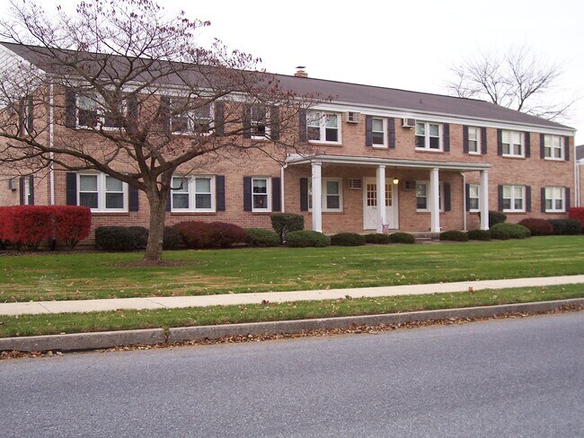 Building Photo - 810 S College St