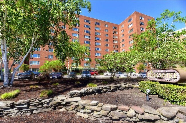 Building Photo - 11820 Edgewater Dr
